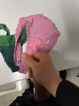 Snapshot of swissboy22 chatting on 18, 12, 2025 swissboy22 online show from 18, 12, 2025