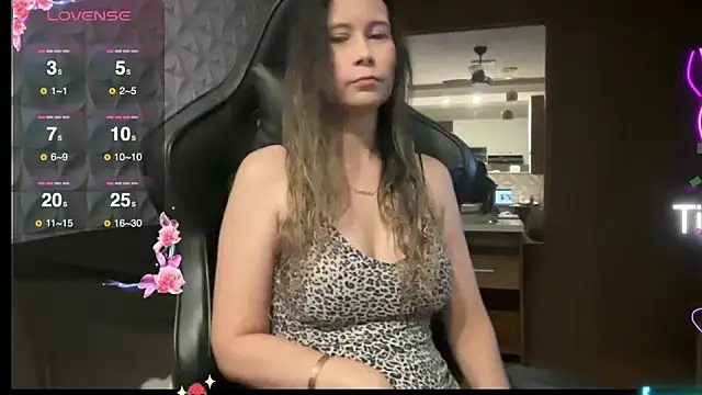 Snapshot of Leilacharlotte chatting on 14, 12, 2025 Leilacharlotte online show from 14, 12, 2025