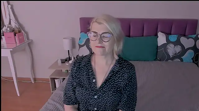sabrinamacmarren online show from 25, 1, 2025
