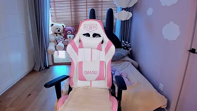 MiaSilkX online show from 13, 3, 2026