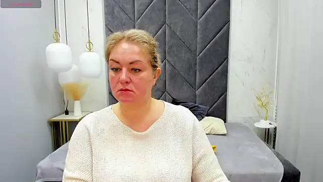 JenniferLight online show from 4, 2, 2025