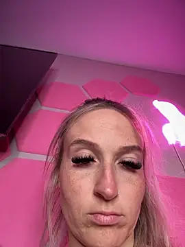 Snapshot of _Rapunzel_ chatting on 6, 3, 2025 Rapunzel online show from 6, 3, 2025