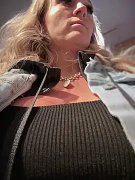 Snapshot of _Rapunzel_ chatting on 7, 3, 2025 Rapunzel online show from 7, 3, 2025