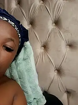 SWEETDOLLY29XX online show from 23, 10, 2025