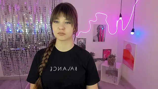 Snapshot of ElizaMild chatting on 2, 3, 2025 ElizaMild online show from 2, 3, 2025