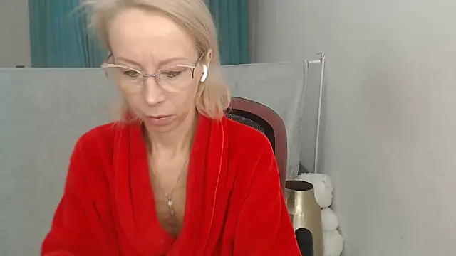 Snapshot of LuxuryNika chatting on 21, 11, 2025 LuxuryNika online show from 21, 11, 2025