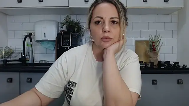 erikaerika online show from 5, 1, 2025