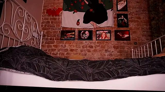 Snapshot of Evelively chatting on 6, 11, 2025 Evelively online show from 6, 11, 2025