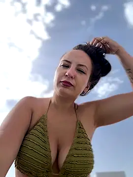 Snapshot of itsCassie chatting on 12, 10, 2025 itsCassie online show from 12, 10, 2025