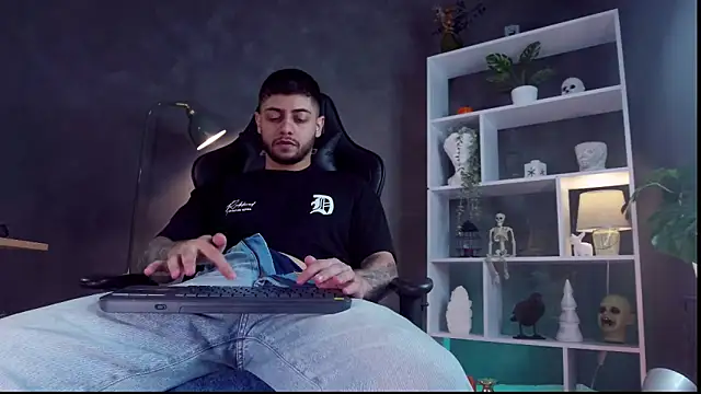 Snapshot of alessandro_duty chatting on 18, 10, 2025 alessandro duty online show from 18, 10, 2025