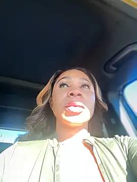 Snapshot of Belle___ chatting on 4, 1, 2025 Belle online show from 4, 1, 2025