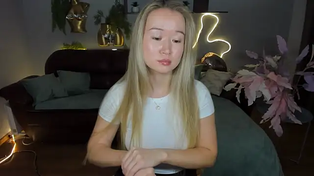 Snapshot of PollyOcean chatting on 24, 10, 2025 PollyOcean online show from 24, 10, 2025