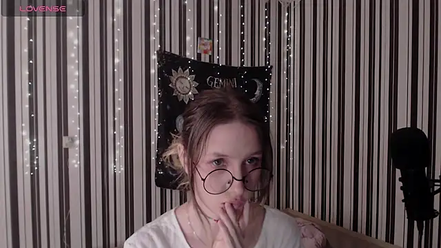 Snapshot of _Hanna_Moon_ chatting on 12, 10, 2025 Hanna Moon online show from 12, 10, 2025