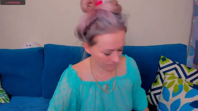 EllenMoore online show from 22, 10, 2025