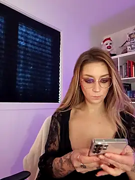 Snapshot of LilyOrion chatting on 18, 11, 2025 LilyOrion online show from 18, 11, 2025