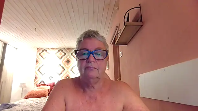 GrannyChrissy68 online show from 15, 9, 2025