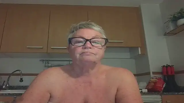 GrannyChrissy68 online show from 27, 9, 2025