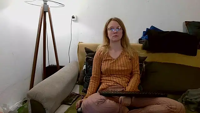 Snapshot of little-leni chatting on 13, 1, 2026 little-leni online show from 13, 1, 2026