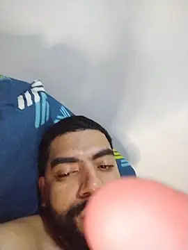 Snapshot of Aroon_Stonne chatting on 6, 11, 2025 Aroon Stonne online show from 6, 11, 2025