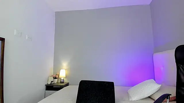 NataliaBuiles online show from 25, 1, 2025