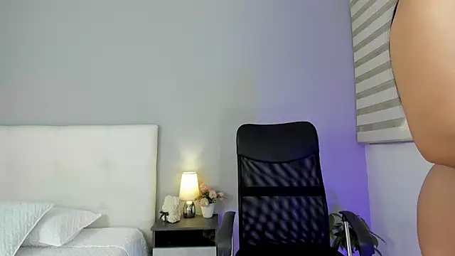 NataliaBuiles online show from 24, 2, 2025