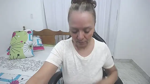 Snapshot of yeslluisa chatting on 15, 11, 2025 yeslluisa online show from 15, 11, 2025