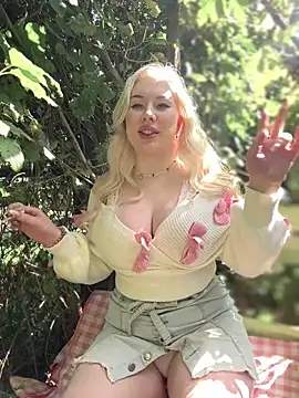 LaraHollywood online show from 18, 9, 2025