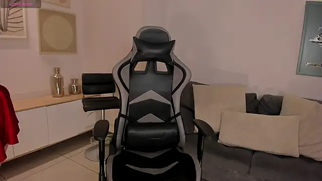 EllaClark online show from 14, 10, 2025