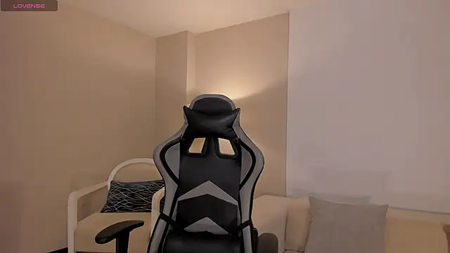 EllaClark online show from 18, 11, 2025