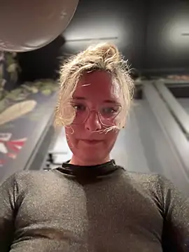 The Snowwhitee online show from 19, 2, 2025