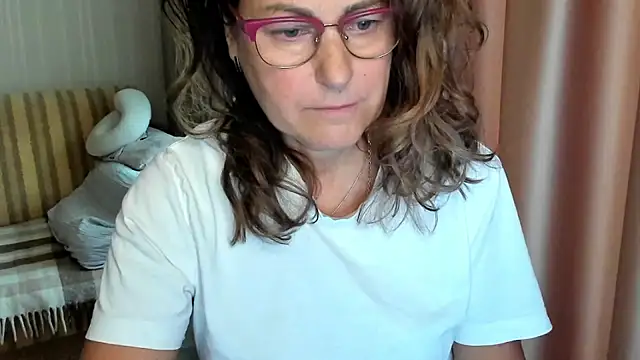 Snapshot of lauraoven chatting on 10, 10, 2025 lauraoven online show from 10, 10, 2025