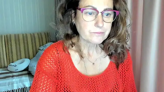 Snapshot of lauraoven chatting on 13, 10, 2025 lauraoven online show from 13, 10, 2025