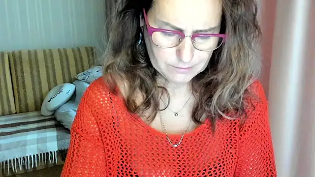 Snapshot of lauraoven chatting on 14, 10, 2025 lauraoven online show from 14, 10, 2025