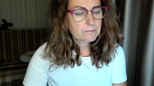 Snapshot of lauraoven chatting on 16, 10, 2025 lauraoven online show from 16, 10, 2025