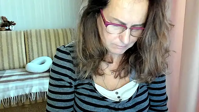 Snapshot of lauraoven chatting on 17, 10, 2025 lauraoven online show from 17, 10, 2025