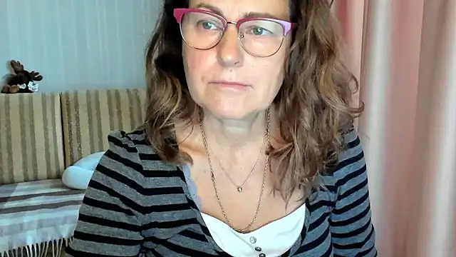 Snapshot of lauraoven chatting on 18, 10, 2025 lauraoven online show from 18, 10, 2025