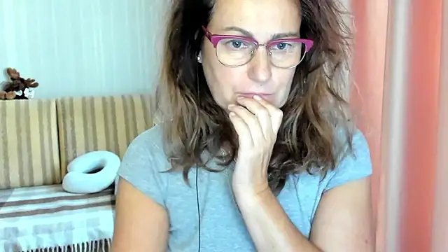 Snapshot of lauraoven chatting on 19, 10, 2025 lauraoven online show from 19, 10, 2025