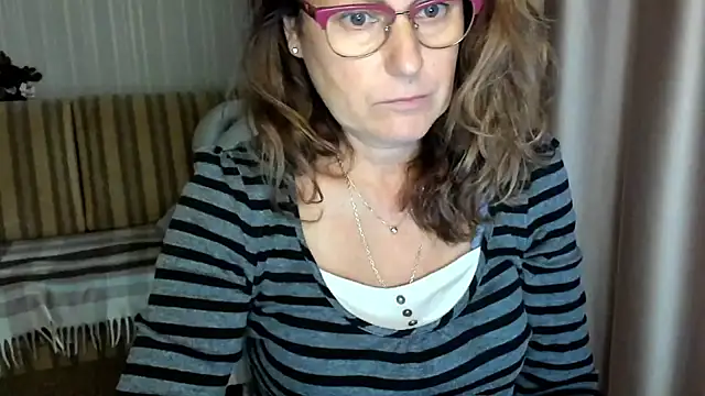 Snapshot of lauraoven chatting on 22, 10, 2025 lauraoven online show from 22, 10, 2025