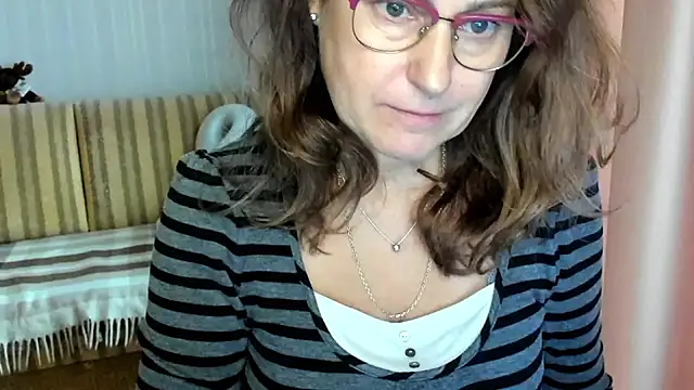 Snapshot of lauraoven chatting on 23, 10, 2025 lauraoven online show from 23, 10, 2025