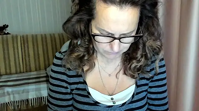 Snapshot of lauraoven chatting on 24, 10, 2025 lauraoven online show from 24, 10, 2025