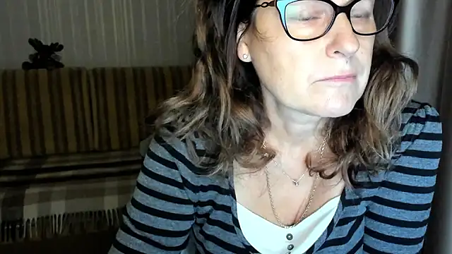 Snapshot of lauraoven chatting on 27, 10, 2025 lauraoven online show from 27, 10, 2025