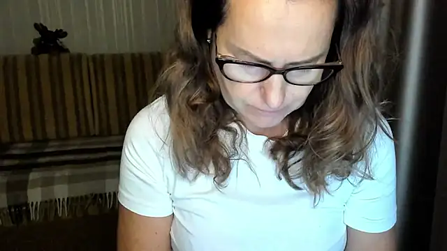 Snapshot of lauraoven chatting on 28, 10, 2025 lauraoven online show from 28, 10, 2025