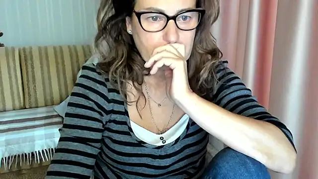 Snapshot of lauraoven chatting on 29, 10, 2025 lauraoven online show from 29, 10, 2025