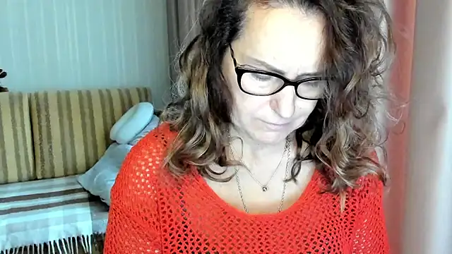 Snapshot of lauraoven chatting on 30, 10, 2025 lauraoven online show from 30, 10, 2025