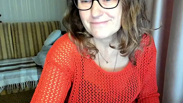 Snapshot of lauraoven chatting on 31, 10, 2025 lauraoven online show from 31, 10, 2025