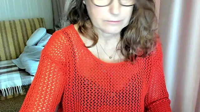 Snapshot of lauraoven chatting on 2, 11, 2025 lauraoven online show from 2, 11, 2025