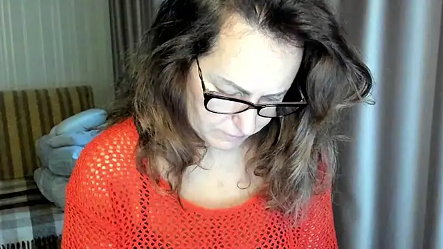 Snapshot of lauraoven chatting on 5, 11, 2025 lauraoven online show from 5, 11, 2025