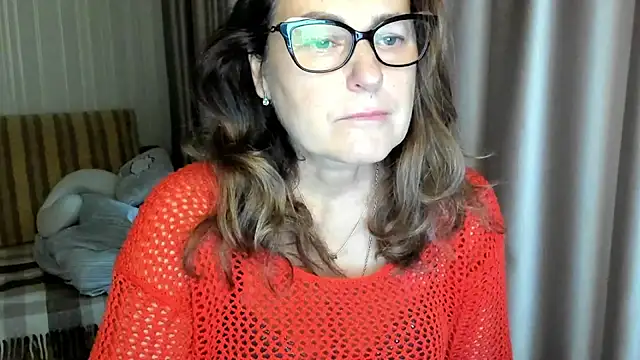 Snapshot of lauraoven chatting on 6, 11, 2025 lauraoven online show from 6, 11, 2025