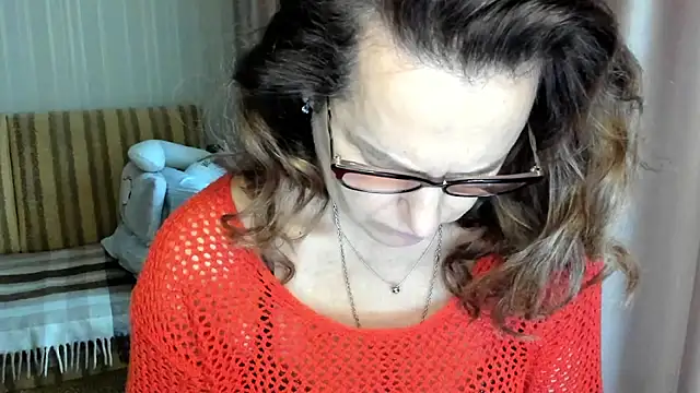 Snapshot of lauraoven chatting on 8, 11, 2025 lauraoven online show from 8, 11, 2025