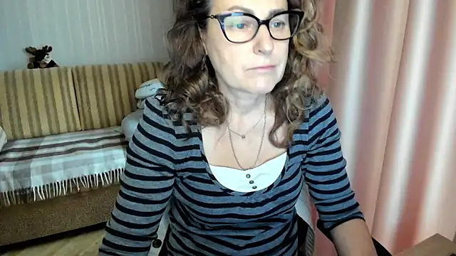 Snapshot of lauraoven chatting on 22, 11, 2025 lauraoven online show from 22, 11, 2025